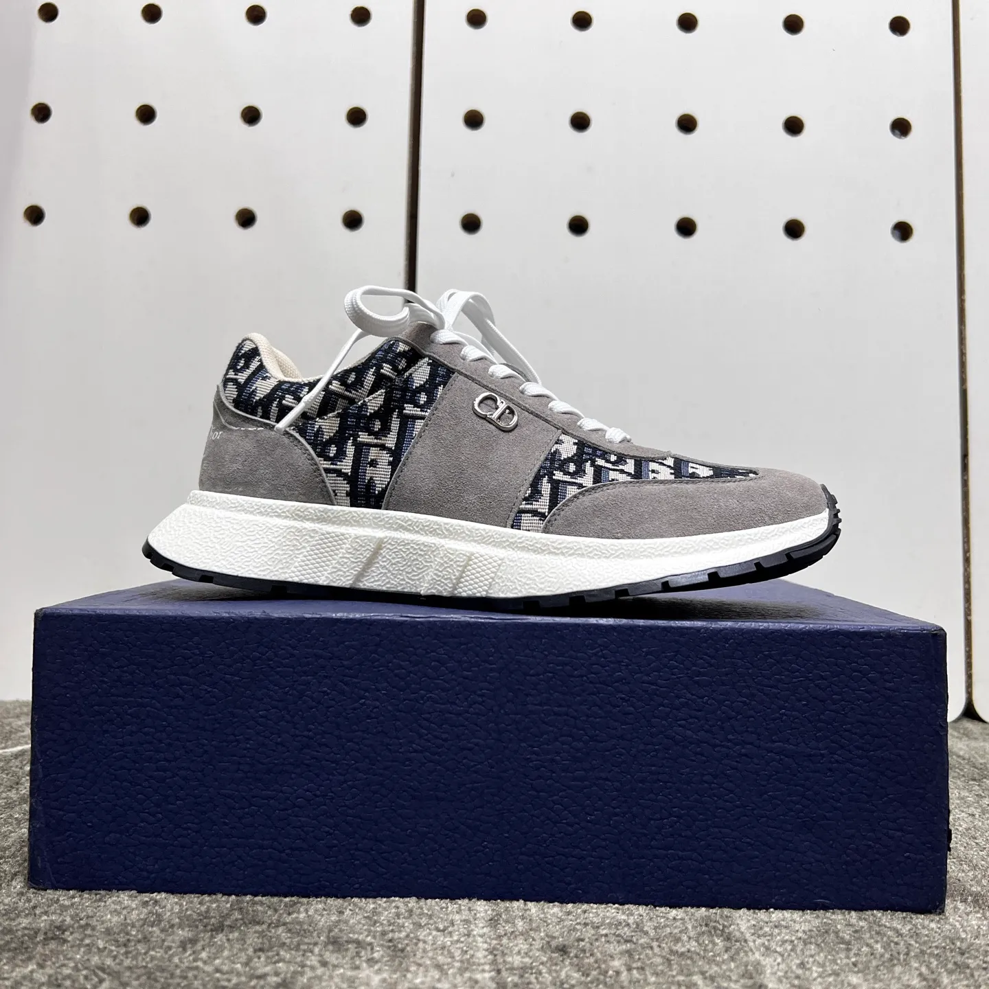 Factory price: 438💰【DIAo·Dior】Original quality.~ Unique modern style sneakers. 🏃A must-have casual shoe for trendy men😍😍 Original brand imported from Italy, imported original leather, sheep lining (refuses to discolor and grind feet) Sole: Original sole provided by the original factory, French lazy style design ⚠️Fit to the feet, original quality, super comfortable original sole. It’s like shooting the real thing 🎬The real thing is better, high-quality sneakers, size: 38-44, custom-made 45